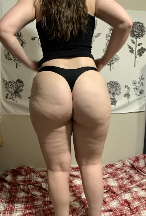 Who doesn’t love a cellulite covered booty by thatonesluttycouple