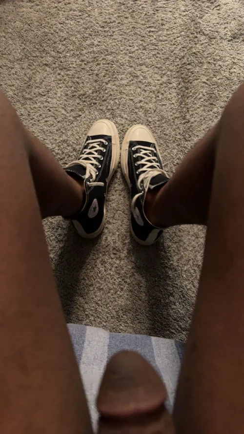 Who doesn’t love black converse? by itssobig_