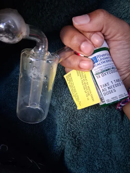 Who Fux W Cloudz N' Pillz? Come Pop some N Smoke w Us by MommyKrisownsme