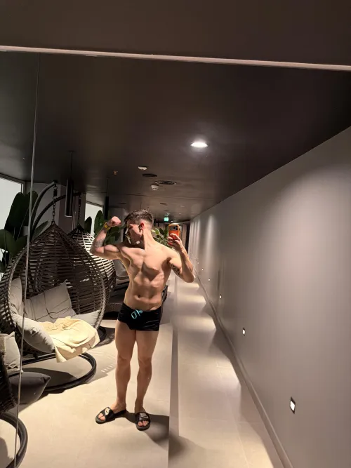 Who likes a swimmer build ? by lukalukardii