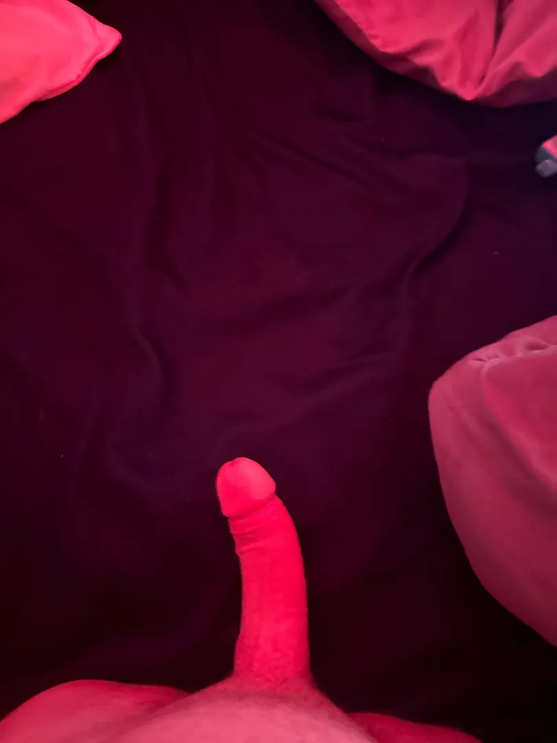 who wanna bang(straight) posted by Good_Replacement_652