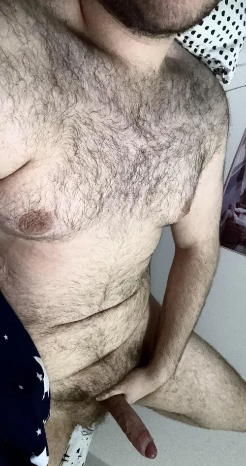 who wants a young 19yo big tall burly hairy 6’4” 250lbs bear covered in fur with a meaty rod? dms open by beefybearcubboy