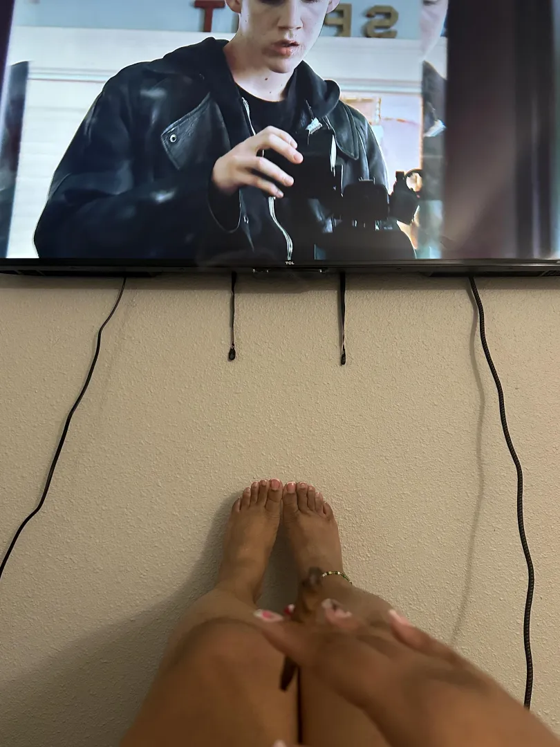Who wants to admire these feet while I smoke my bedtime blunt ?  posted by diorasoluxe