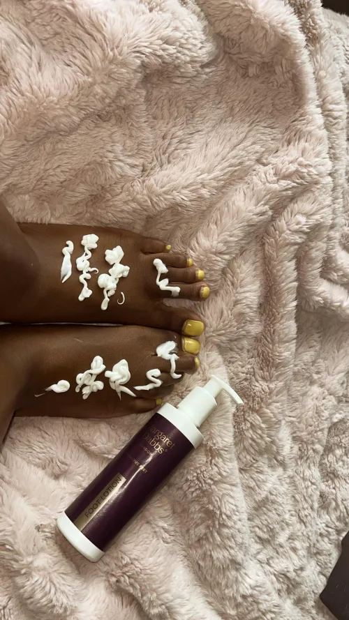 Who wants to see me rub lotion into my feet  by QueenSophieEbony