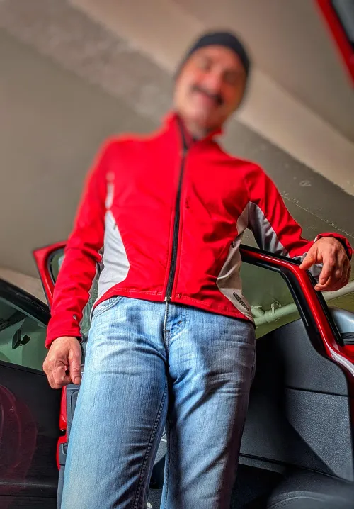 Whoever was at the grocery store this morning got a good show. My favorite jeans for freeballing. by OtterboxPDX