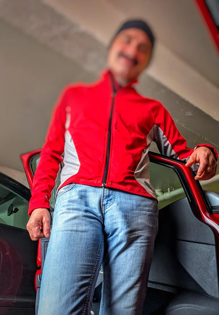 Whoever was at the grocery store this morning got a good show. My favorite jeans for freeballing. posted by OtterboxPDX