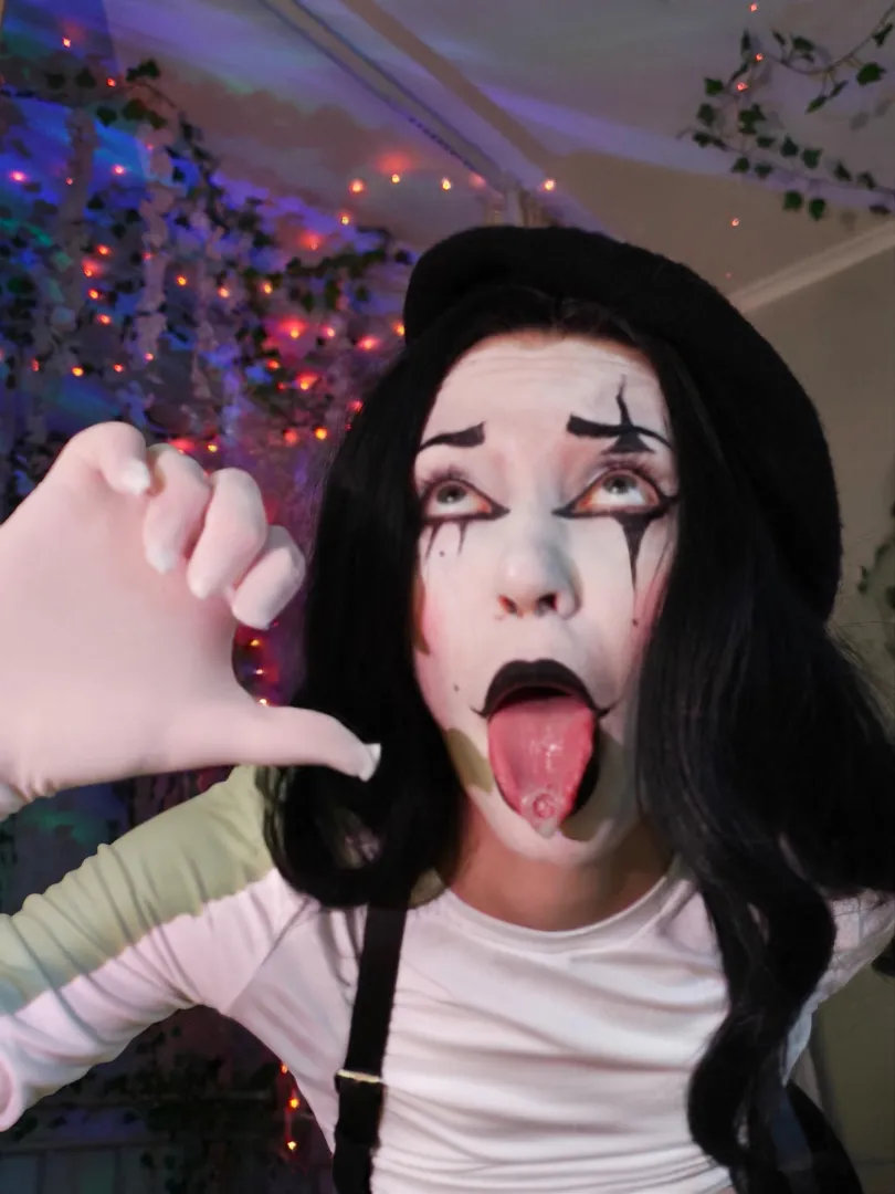 whoop whoop daddy come fuck this painted juggalette hole posted by Glimmermallow