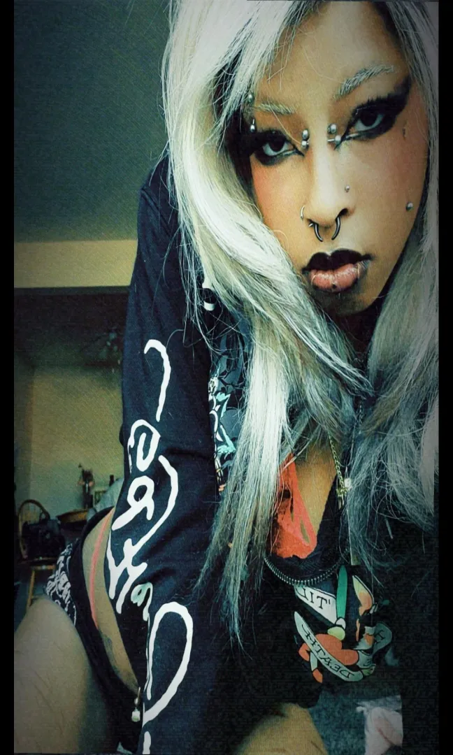 Who's gonna be a good boy and send me money for new clothes posted by nubia_allure