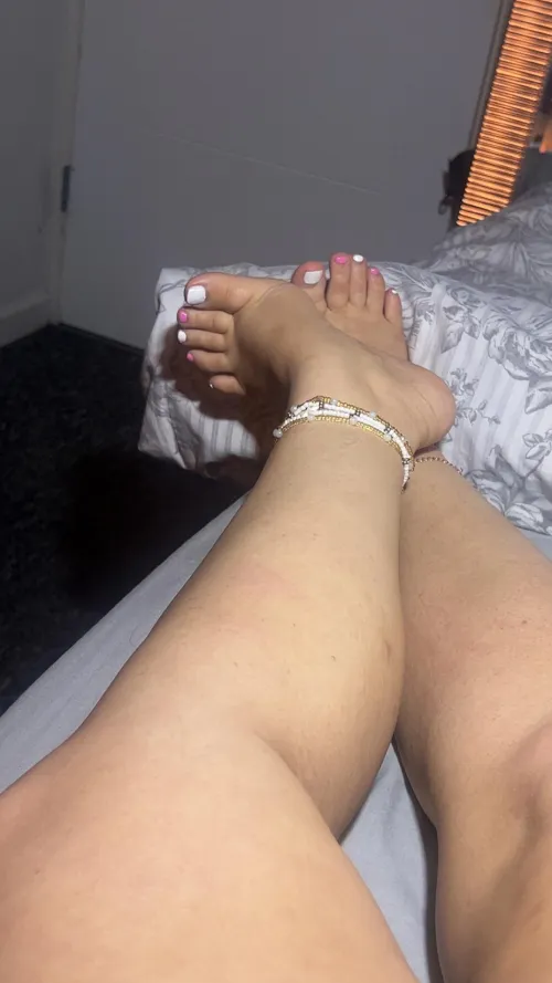 Whos gonna worship pretty white and pink toes? Available services, GFE/Feet/Calls/customs/videos/joi/ sexting etc dm to discuss ❤️ by petitetinyfeetxo