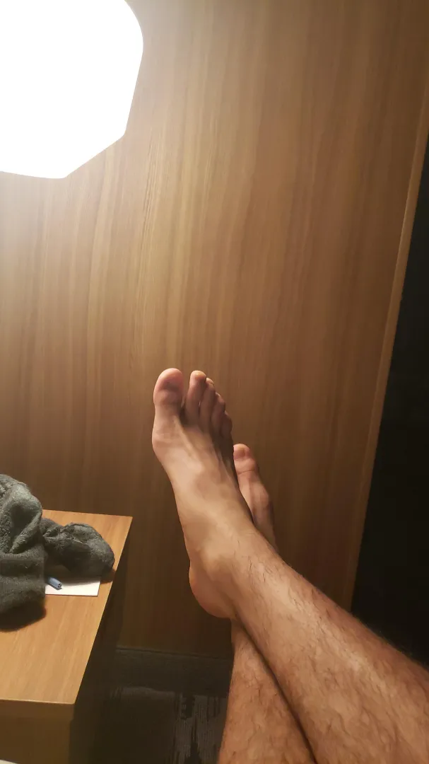 Who's kissing my toes posted by SouthAd8779