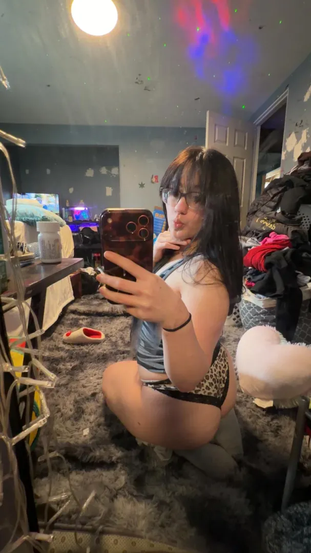 Who’s on rn buying content ? I’m selling …. posted by mariaaaaa2026