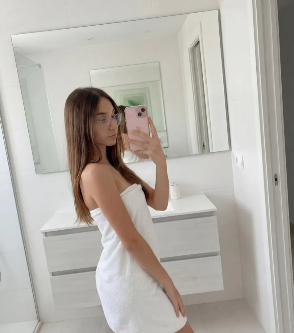 will be deleting in 12hrs but whoever says yes gets some nudes as always posted by randomfella69