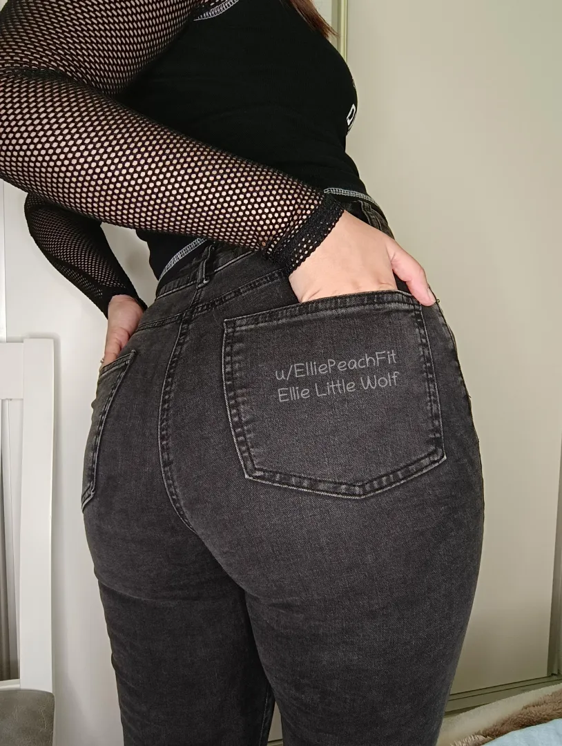 Woke up horny thinking about how stupidly thick my cheeks look from behind today posted by ElliePeachFit