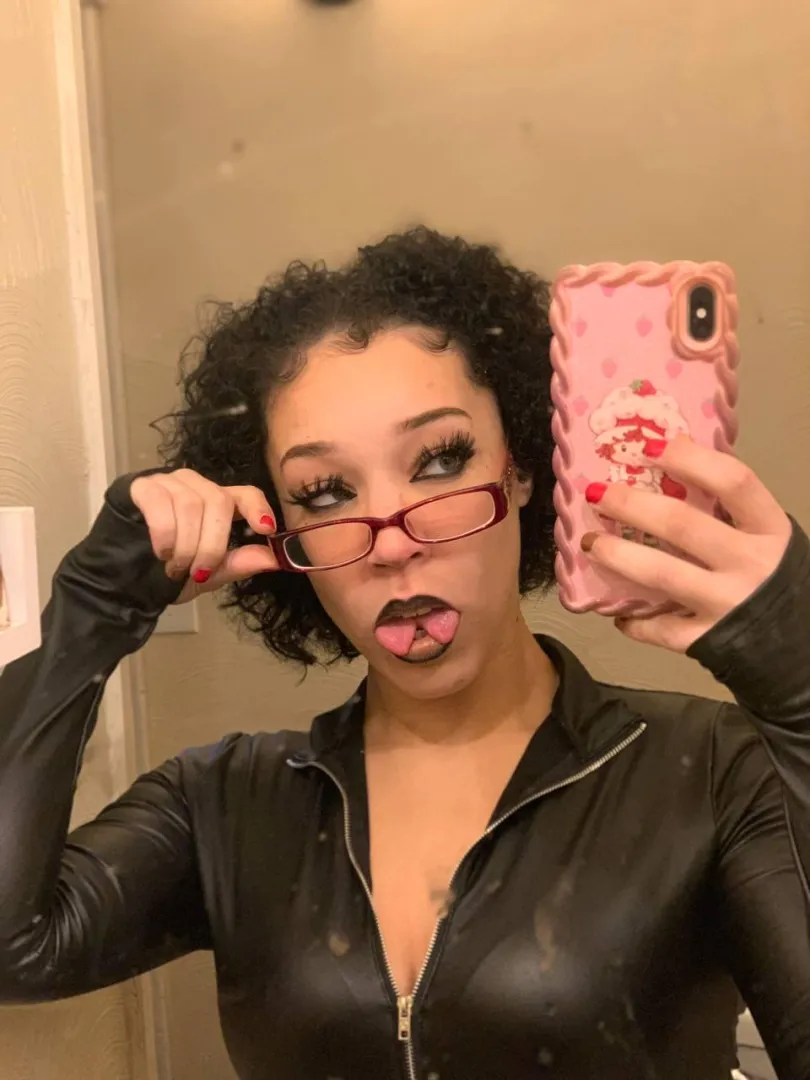 Worthy of your creampie or hell nah? posted by delphiraexo