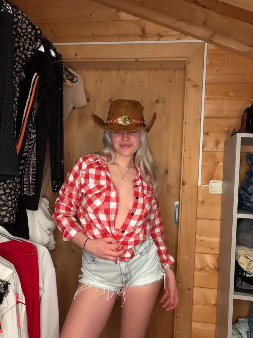 would u date a cowgirl like me? posted by RafflesiaRhythm