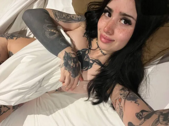 would u date a latina like me? by PlatinumVenomll