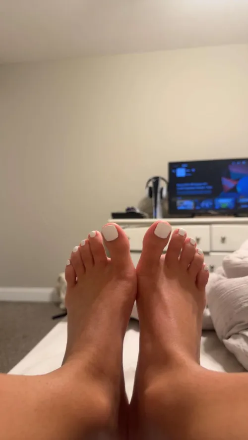 would u worship my white toes ? by that-girlbree