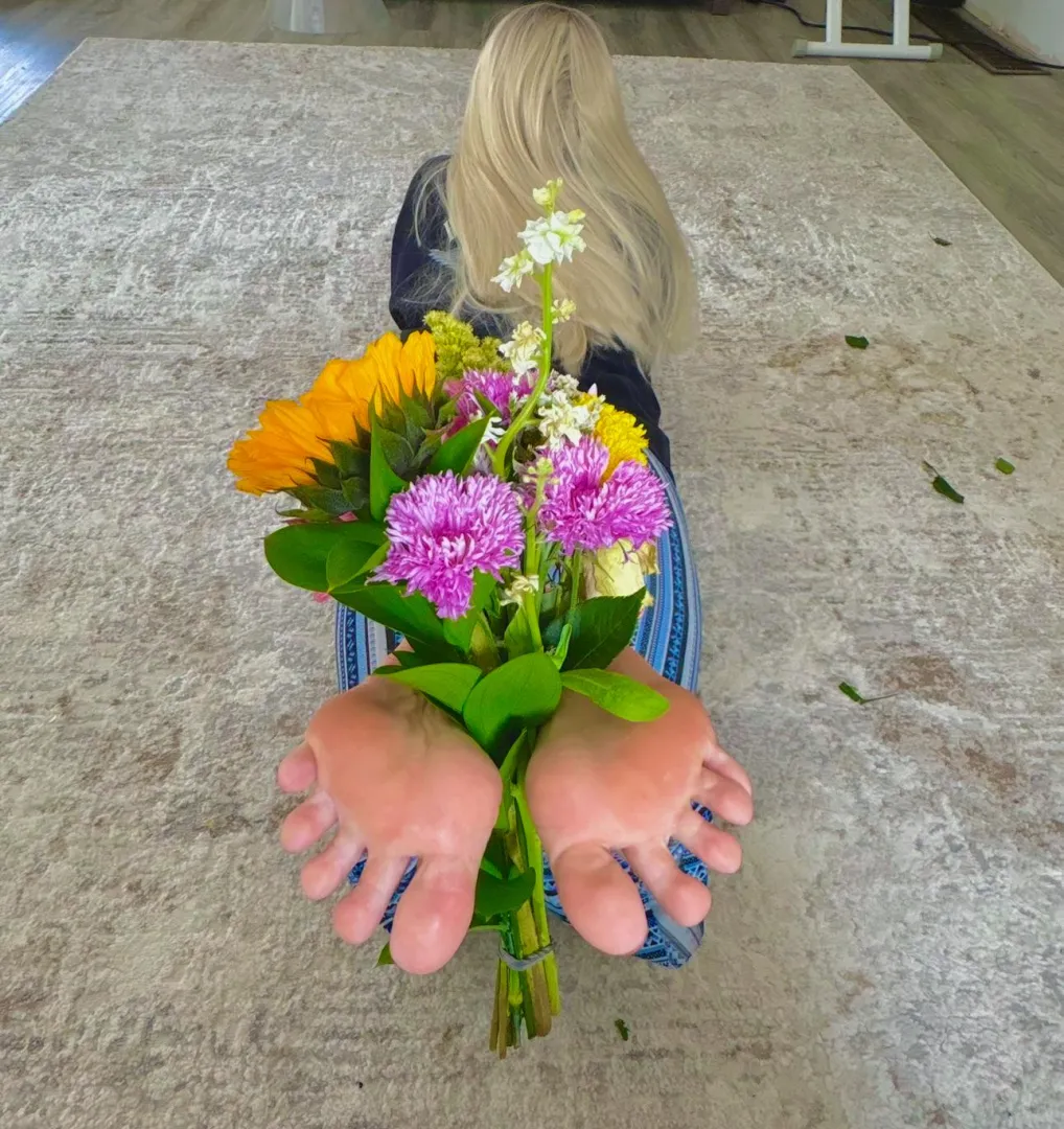 Would you accept this foot bouquet for Valentines Day? posted by LizzyAnonymous