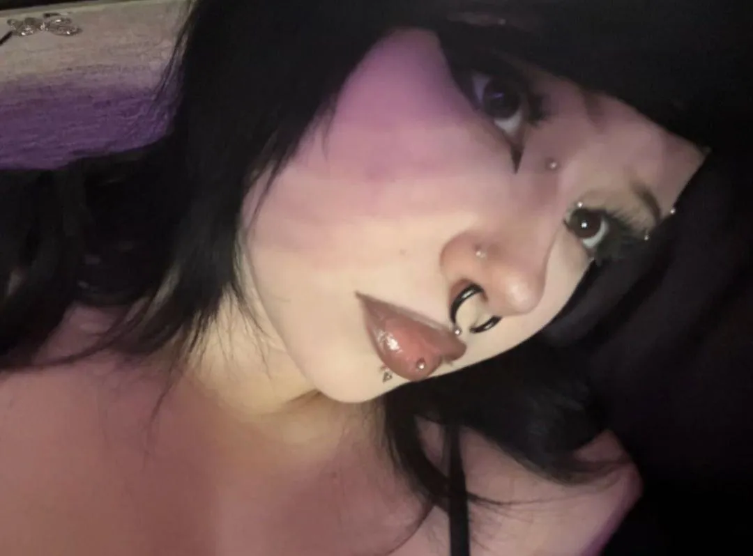 would you choose me over your gf? be honest ☺️ posted by nightlove331