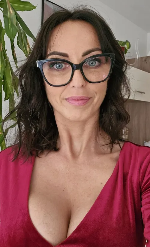 Would you date a 5'3, 39yo woman who's a little insecure and always wants hugs and kisses :) That's me  by Sensitive_Cream3053