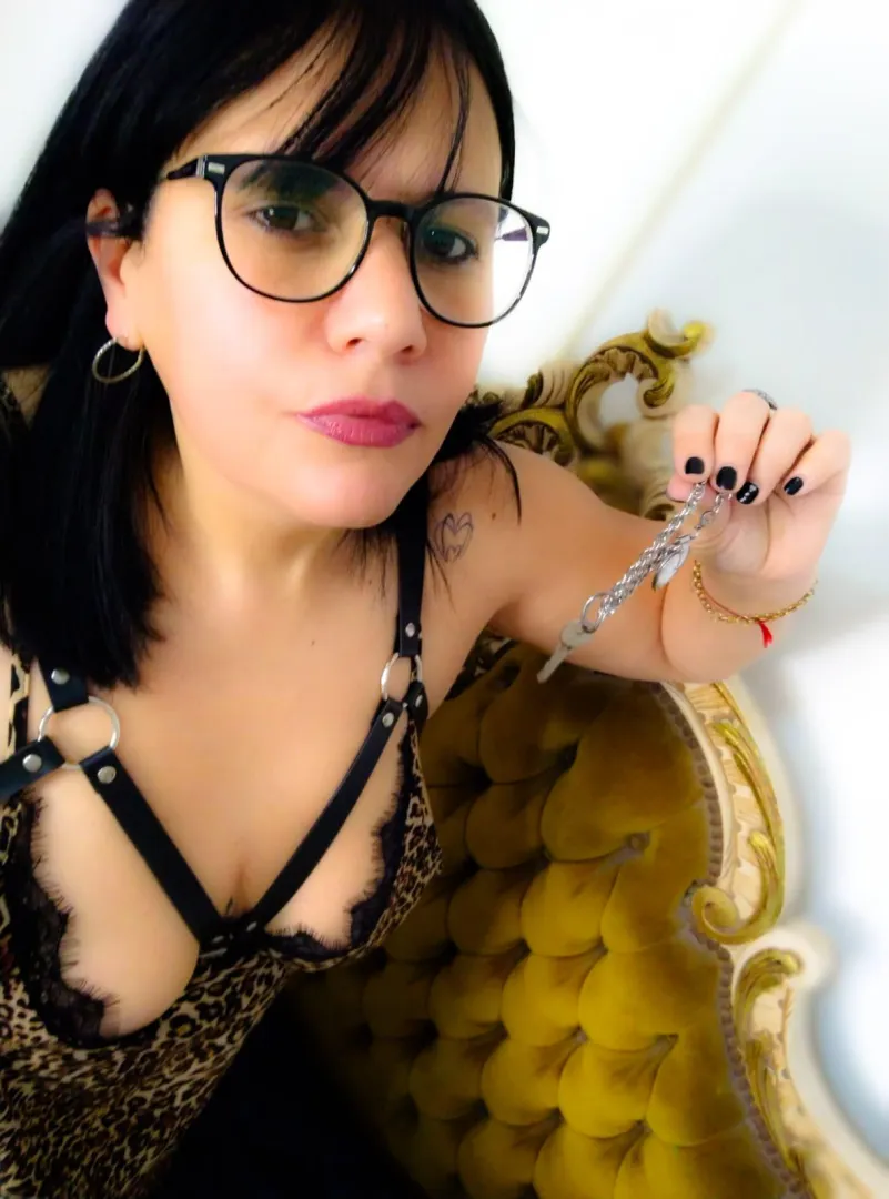 Would you date someone who would love to keep you caged? posted by reina_elizabeth