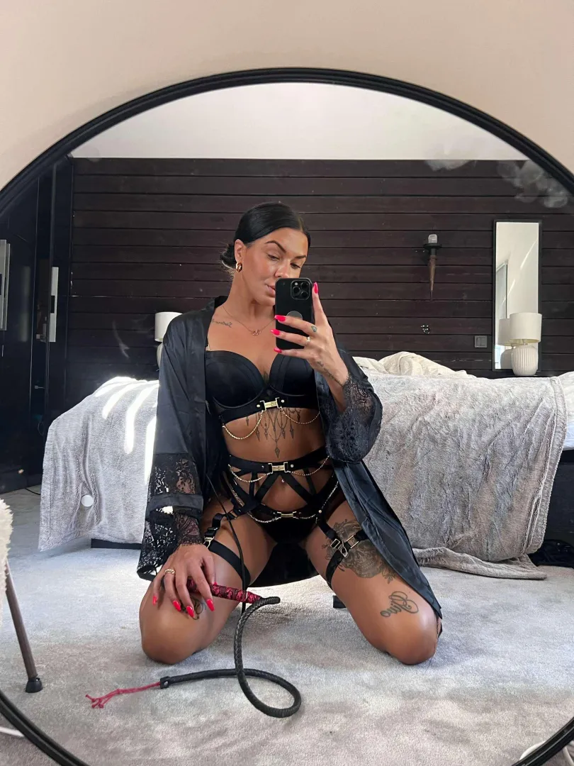 would you dominate me?  posted by Emelieblonde