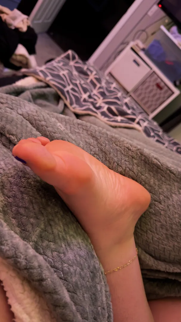 would you drop a nice big load on my soft soles? posted by Luna_Lexus
