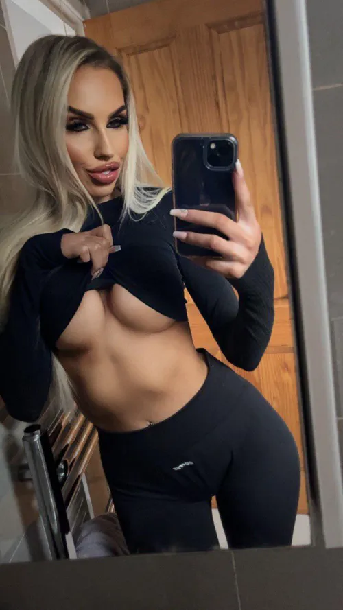 Would you fuck me at the gym? by CakeSupp