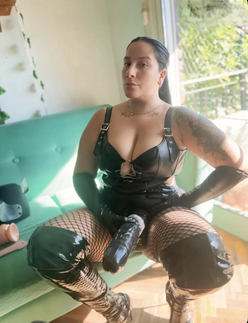 Would you get down on one knee on a first date? posted by Sol-Sol-Sol-Sol