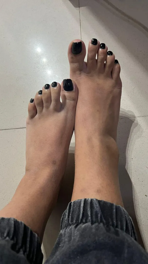 Would you put your cock on these toes with a black pedicure? posted by Pipi_222