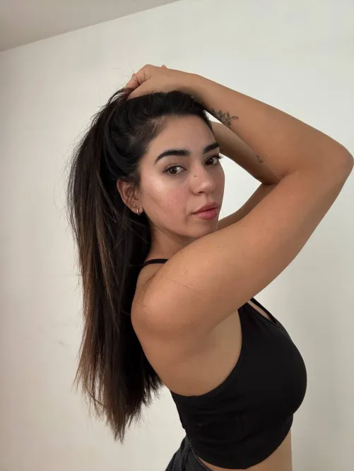 Would you rather kiss my milf lips or my thighs first? by _young_sexy22