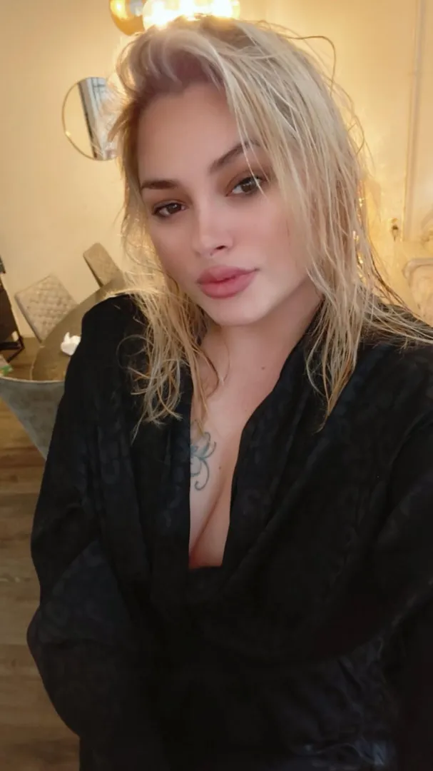 Would you risk it with a slut you met on Reddit? posted by LegsAndEggs25