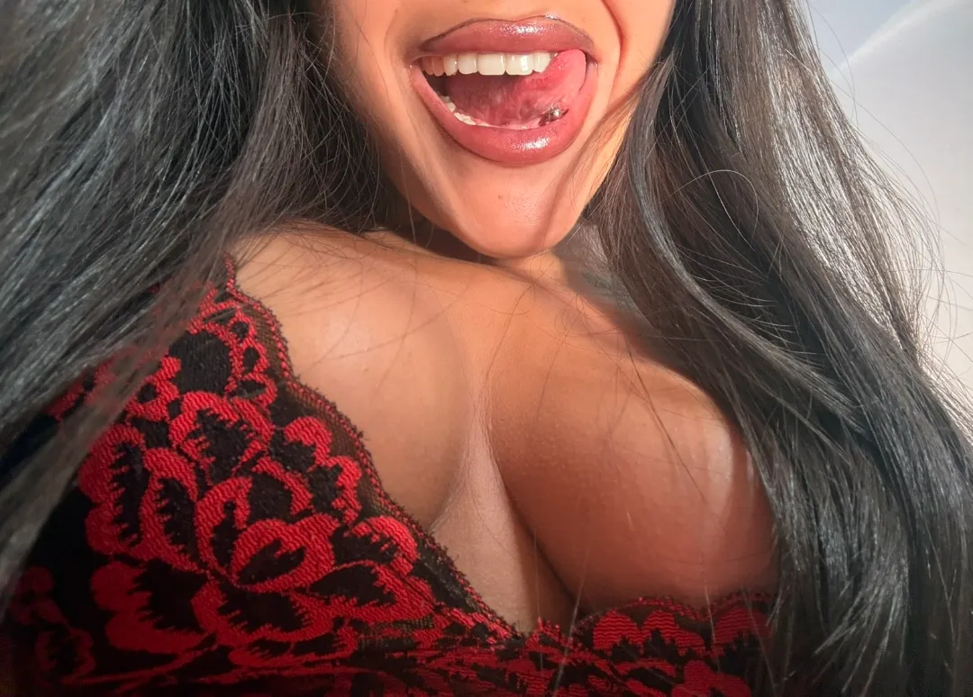 Would you try the touch of my sticky lips? posted by glez333