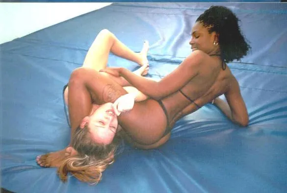 WWV interracial leglock headscissors posted by Suhmann