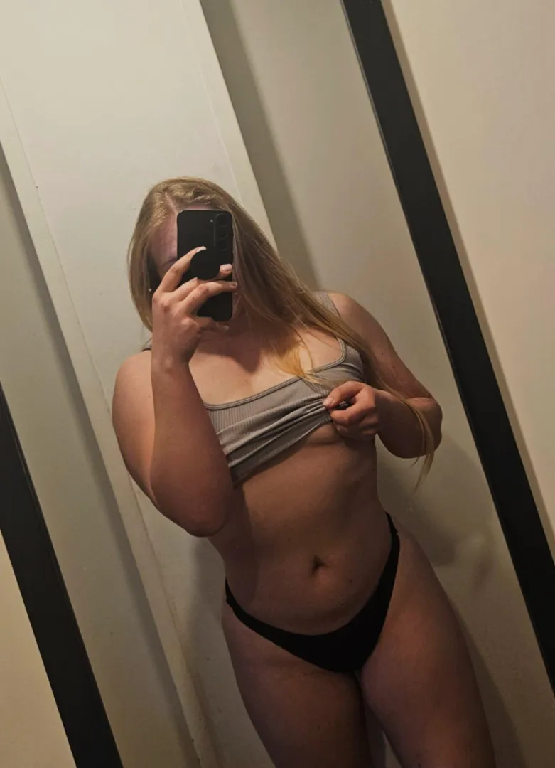 Würdest du gern mein Top ausziehen um meine Nippel zu sehen?  posted by SassyBlondy