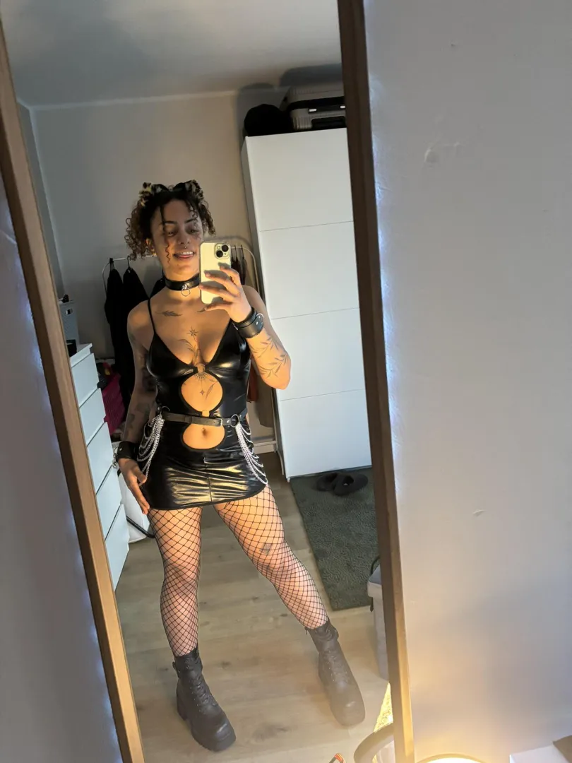 Würdest du mich in diesem Outfit ficken ?  posted by Lunenoiree