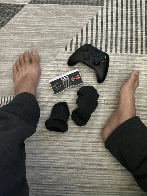 xbox or nes... by Elstrokeoloco