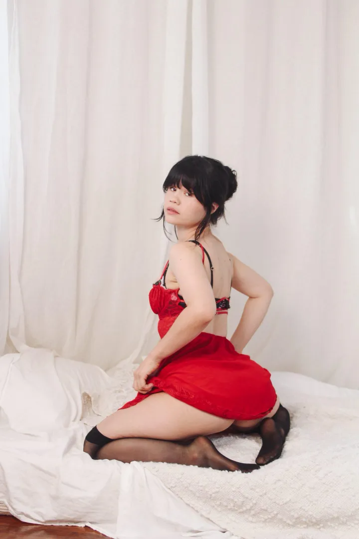 Yhivi about to show her ass... posted by SpunkySpunkyAssMan