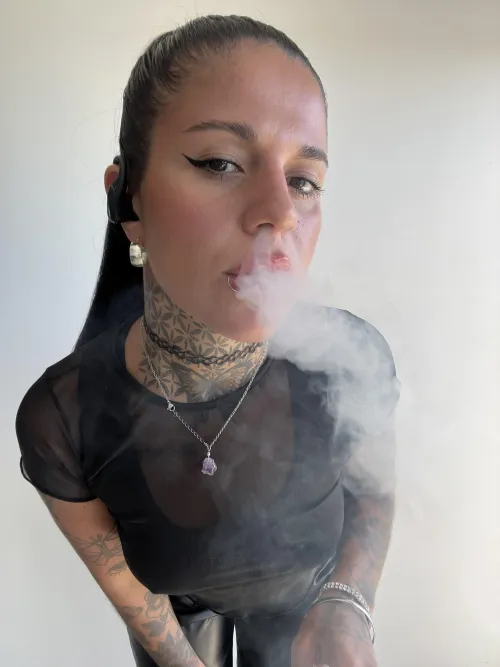 Yo fumo y tu obedeces mientras tragas mi humo by girlytattoo