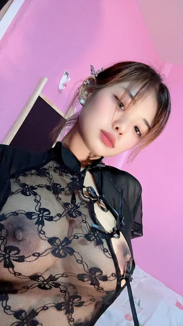 You can see them peeking through the cloth posted by LladyLovelyy