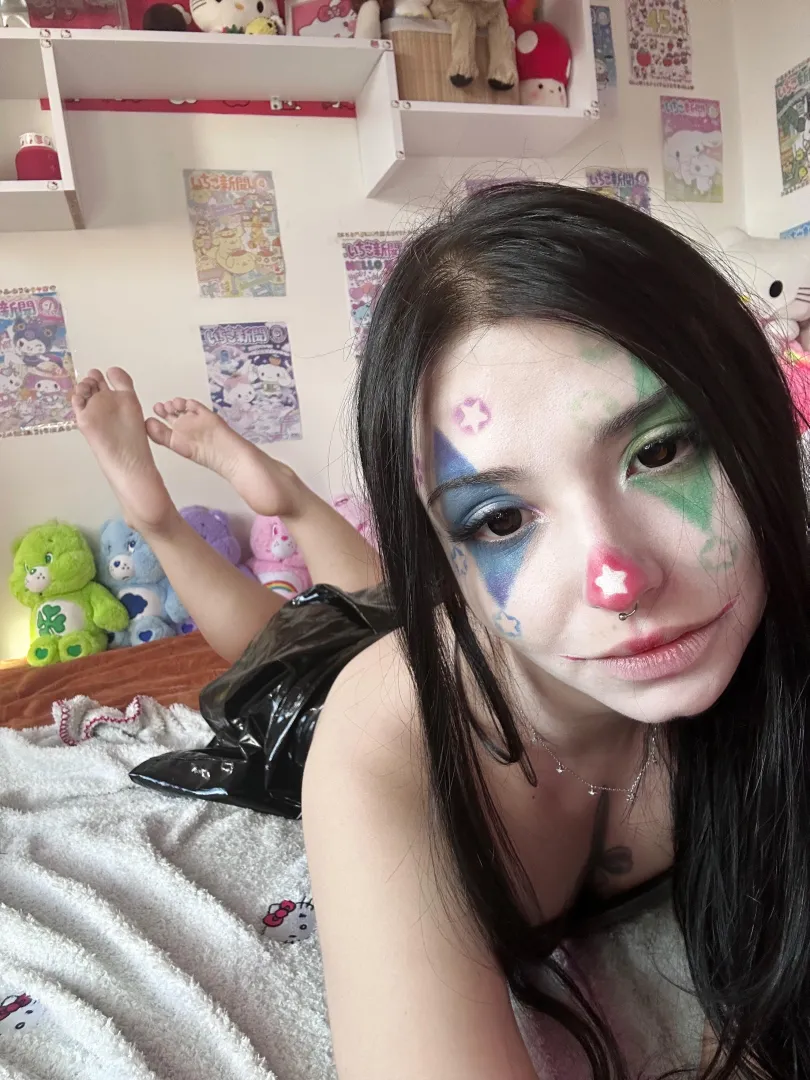 you didn’t know clown feet can be this hot? posted by se7en_777777