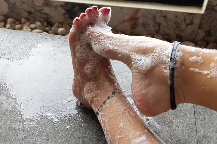 You like an arched foot with cute soapy toesies? I know I do! by hertinytoesies