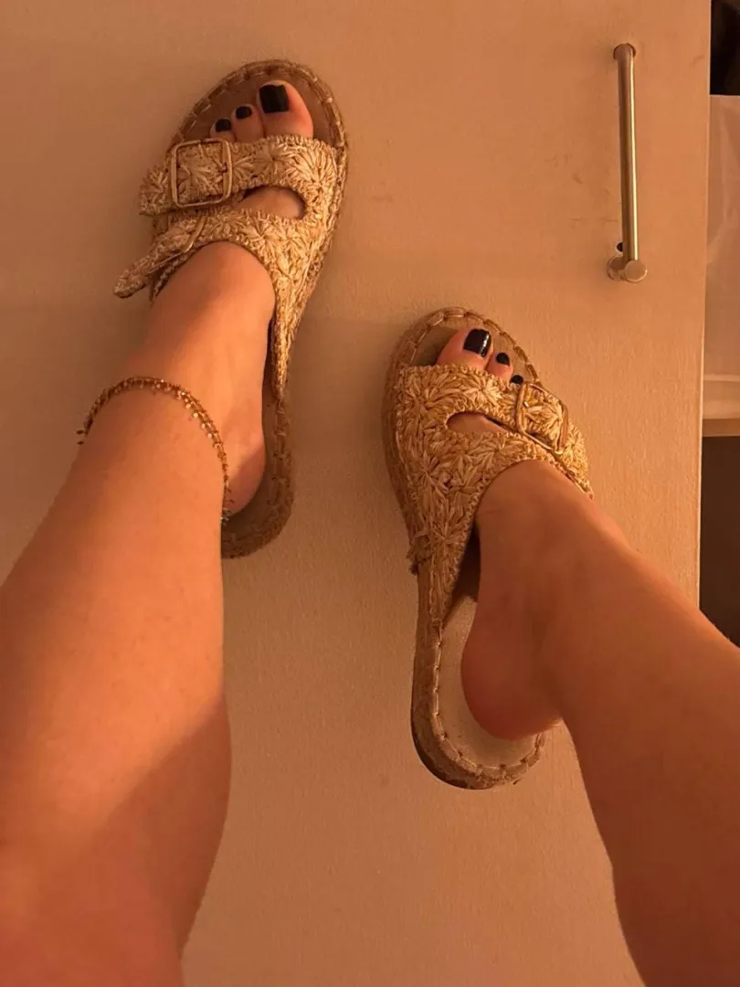 You like feet in sandals ?  posted by deliciananas2