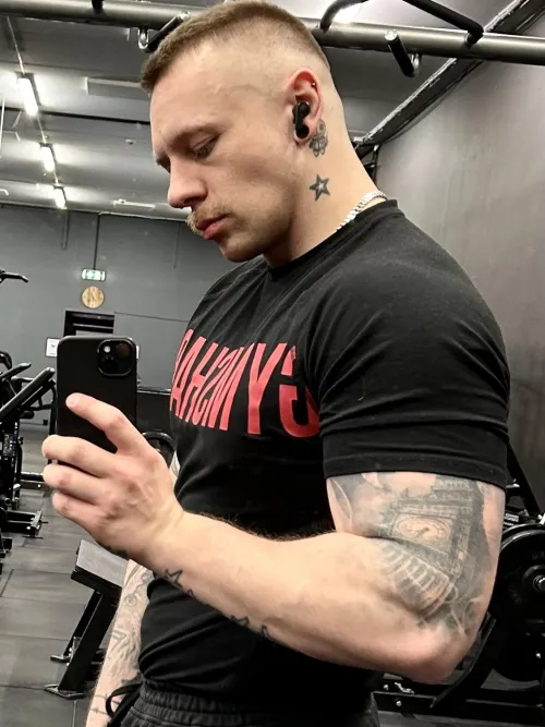 You long to be truly seen and heard… and yet, submission calls to you softly. DMs are open. Let's talk by 318ttpt