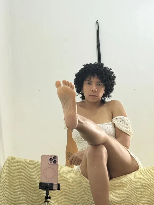 You only need to see my feet to get addicted by adricurly