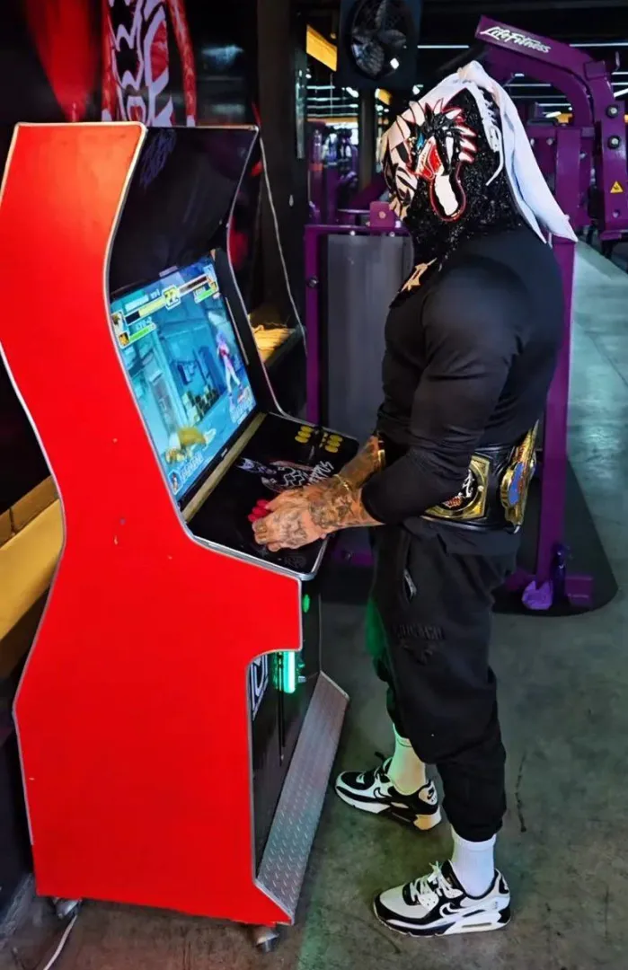 You see this man playing KoF, who are you picking? posted by Dudleyboypete