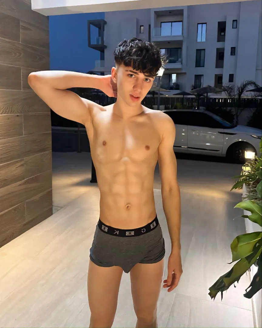 You should kiss everything posted by luli-fiery101