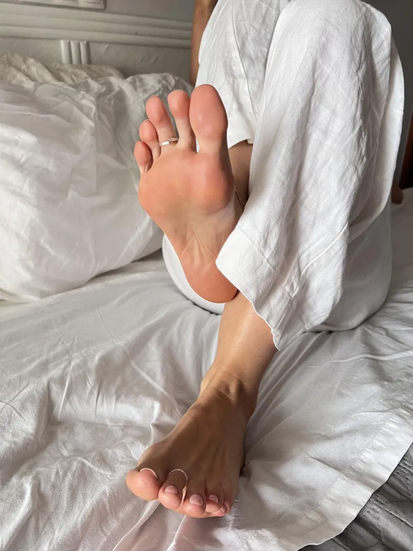 You’d beg to be stepped on, admit it posted by prettyevilx