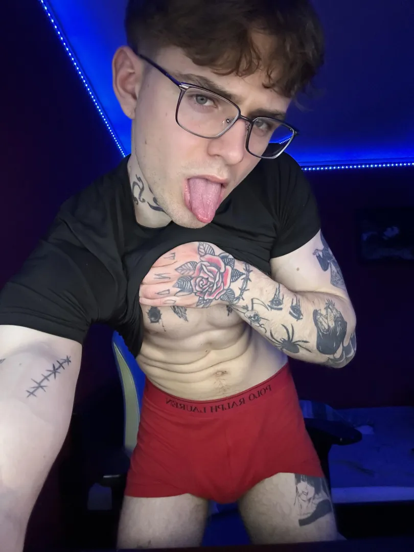 young and horny posted by imraezify