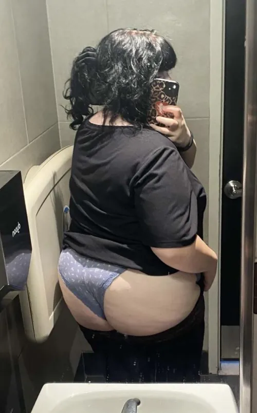 Your barista wants to show off  by BeaBWCheeks